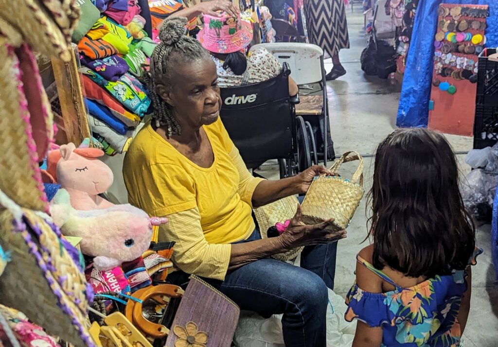 Walking tour of Nassau - Shopping for handmade bags at Straw Market in Nassau