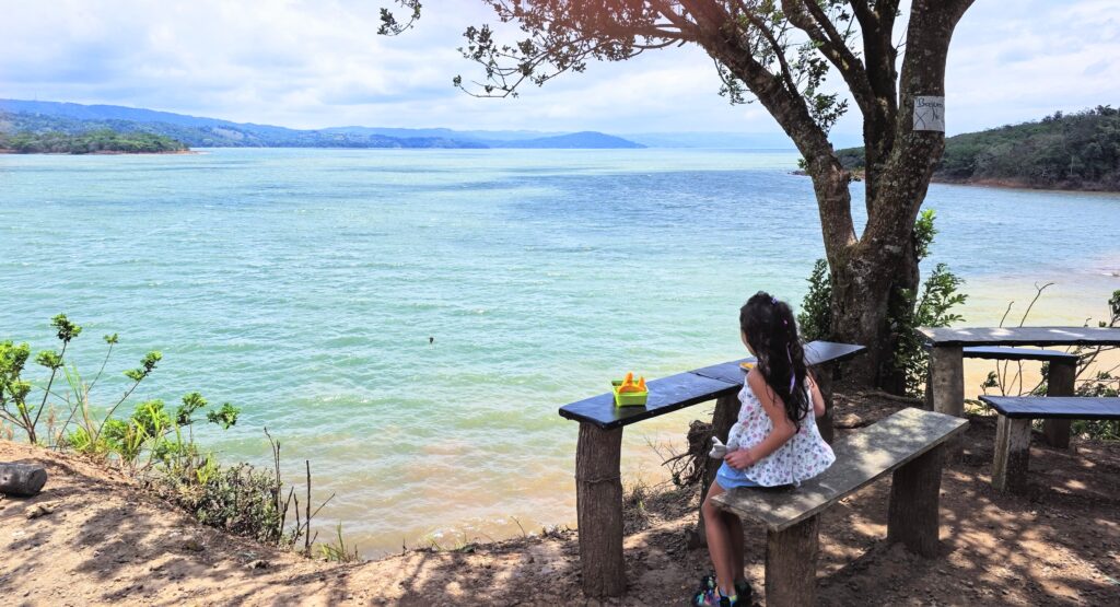 A picnic with kids and with stunning views over Lake Arenal